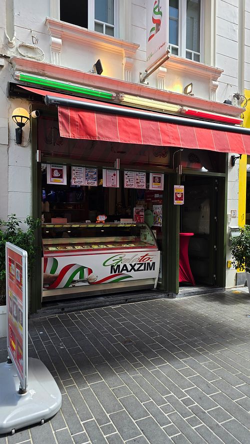Front at Gelato Maxzim in Oostende