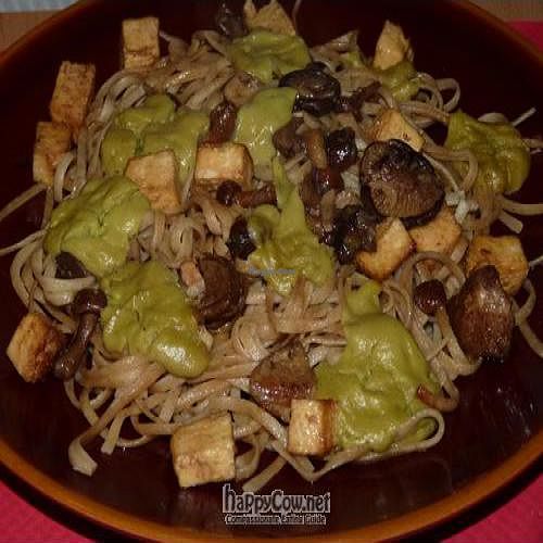 Spaghetti with tofu, mushrooms and avocado at Enarak in Ansoain