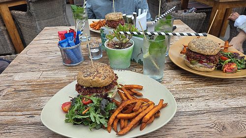 Burger mit homemade Patty und veganem Mozzarella at Greenhouse in Berlin