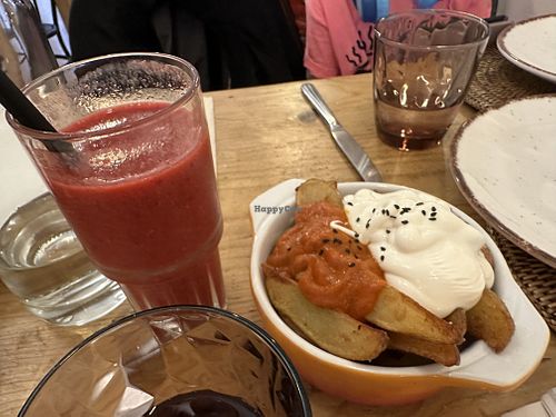 Bravas y smoothie  at Café Floh in Barcelona