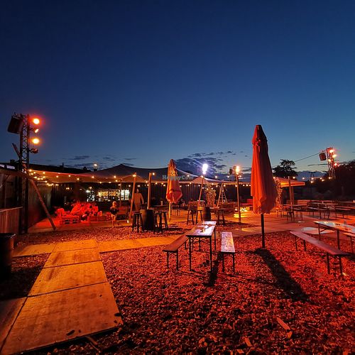 Nero's foodtruck staat aan zomerbar Bar Boel at Nero in Temse