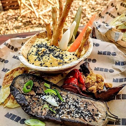 Vegan hummus bowl met smokey aubergine at Nero in Temse
