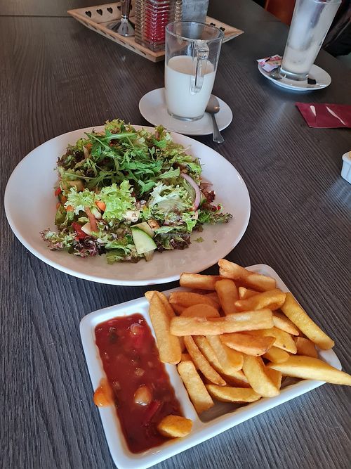 In overleg is er best wat mogelijk. Ik koos voor een salade en patat met zigeunersaus. En een warme havermelk.

Verder hebben ze een plantaardige burger en glutenvrij brood. at Enjoy in Ter Apel