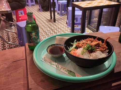 Seitan bowl and a Saigon beer at Chi Thu - Leopoldstraße in Munich
