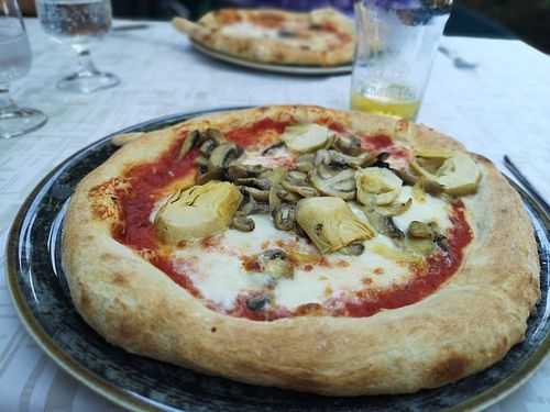 Pizza delizioso at Pizzeria la Lampara in Brescia