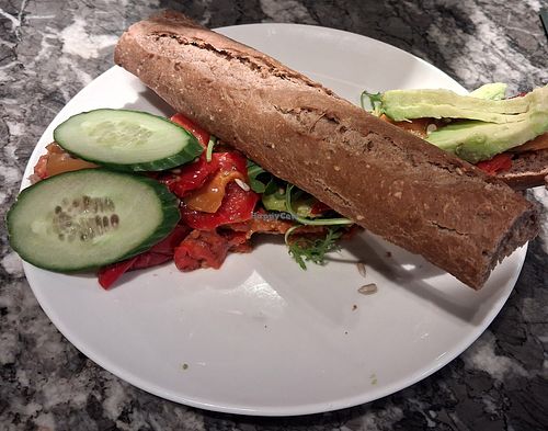 Bruine baguette met gegrilde paprikaspread, avocado en gegrilde groenten at Bardot in Enschede