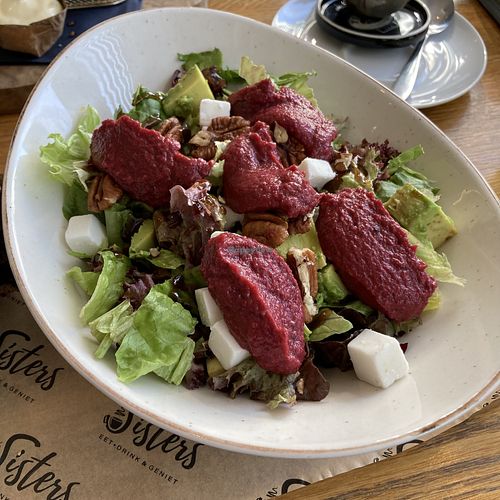 Beet humus salad  at Lunchcafe Sisters in Emmen