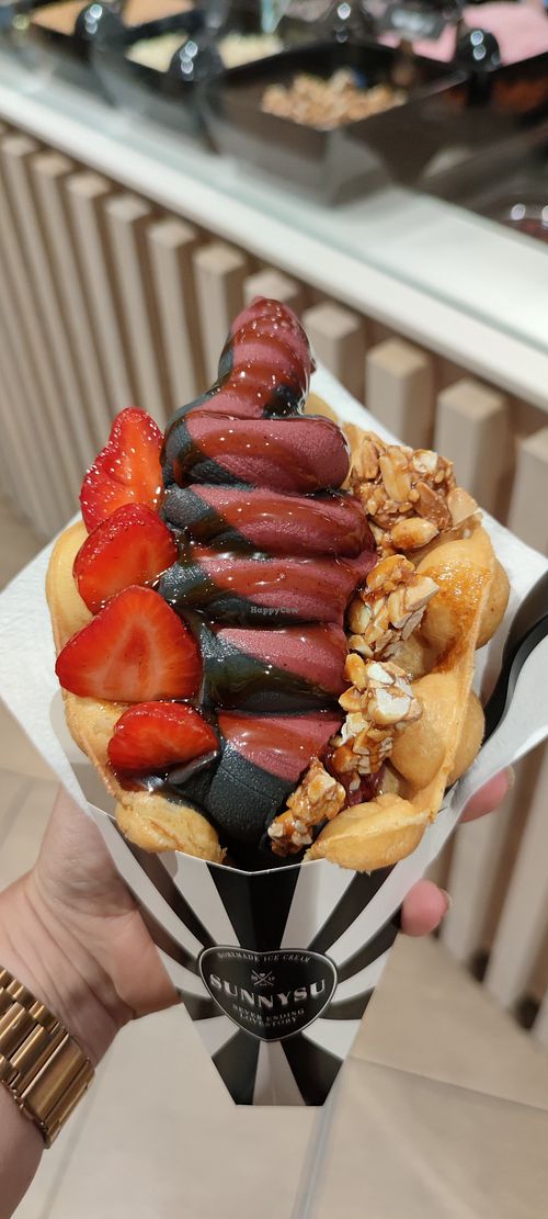 Vegane Bubble Waffle mit Softeis und Toppings at Sunnysu in Munich