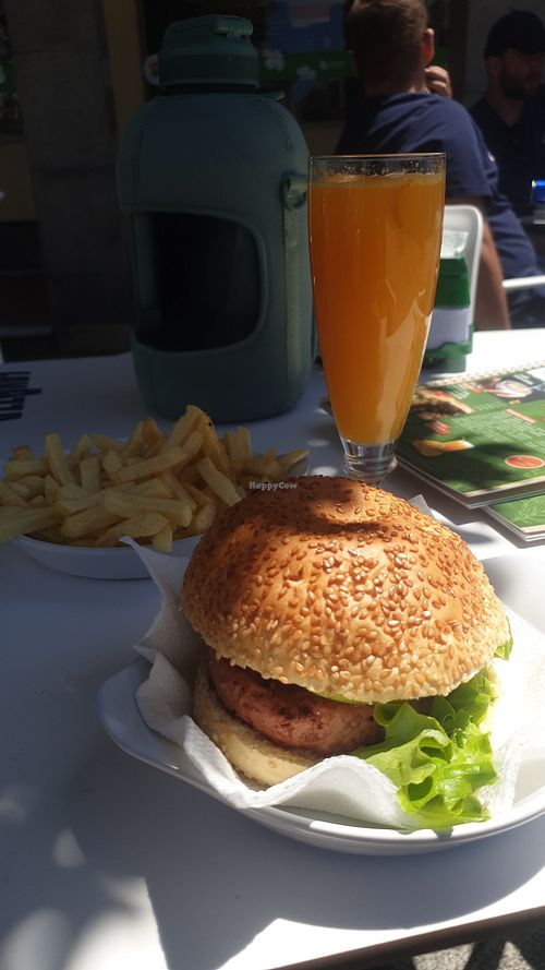 Vegan burger at Petinga Doce in Vila Praia De Ancora