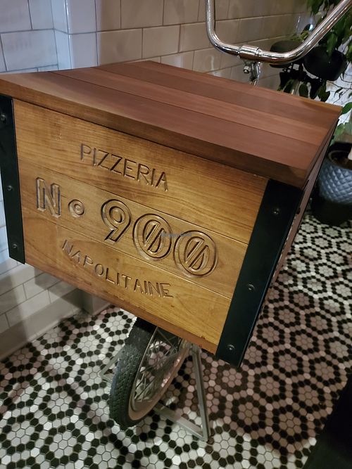 Deco at Pizzéria No 900  in Montreal