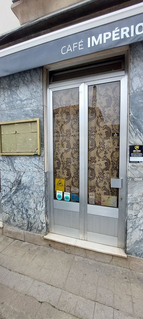 looks closed and abandoned. at Café Império in Pinhao