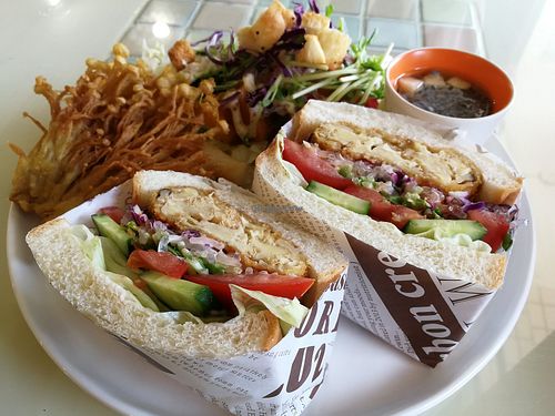 Vegetarian sandwich with saland and tempura. 卡拉G /猴菇排三明治 at Shū Shānghào - 蔬商號 in Hualien