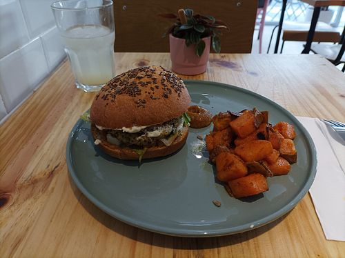 Burger et frite patate douce at Spirulina in Paris