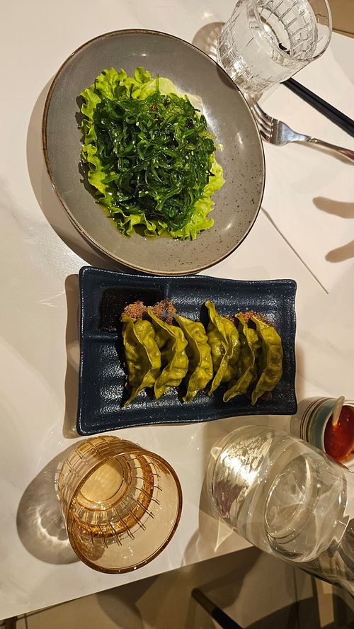 Gyoza veggie et salades d'algues at Les Pâtes Volantes in La Rochelle