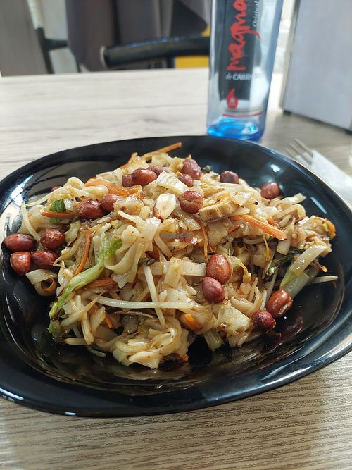 Stir-fry rice noodles w/ tofu gan and veggies #Veganuary at Oh My Noodles! in Valencia