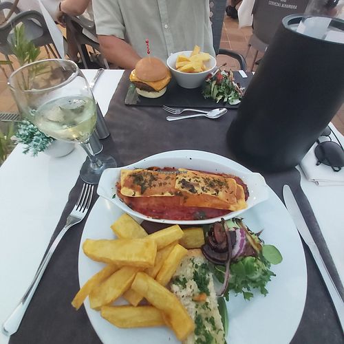 Vegan burger en vegan cannelonni 👌 at Baybrooks in Algorfa