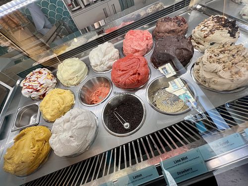 all vegan in this pic 🤩  at Katchi Ice Cream - Hackescher Markt in Berlin