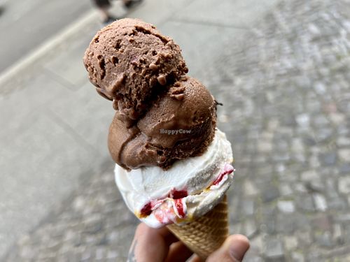 all vegan in this pic 🤩  at Katchi Ice Cream - Hackescher Markt in Berlin