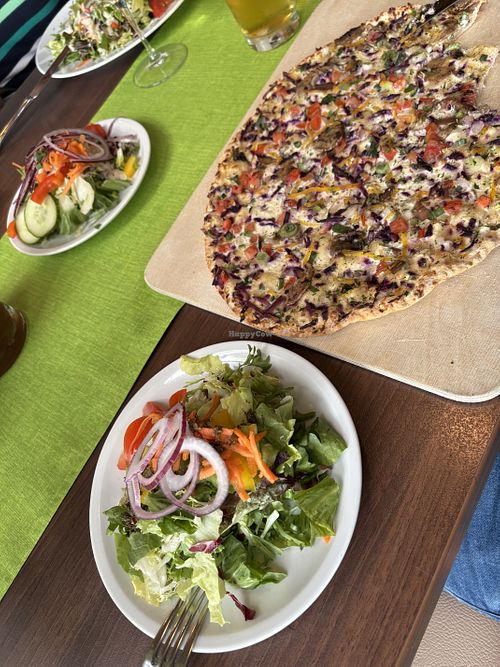 Veganer Flammkuchen und Beilagensalat  at St. Leoner See in Walldorf