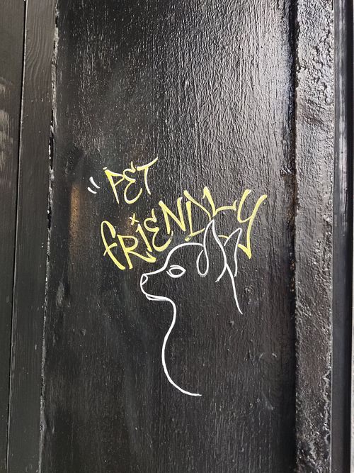 Pet friendly sign at L'Arquera Cafeteria in Mataro
