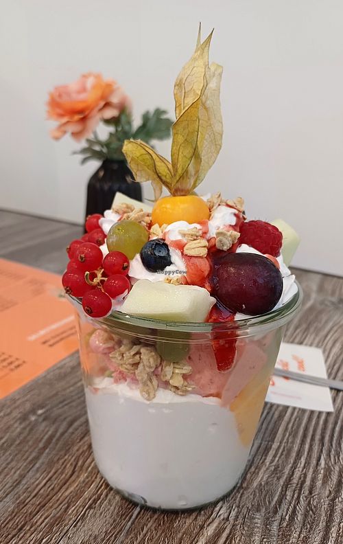 3 Kugeln, Früchte, Nüsse und vegane Sahne at Eisfvchs in Halle