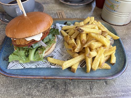 „Chicken“ Burger und Chips   at The Boathouse in Plymouth
