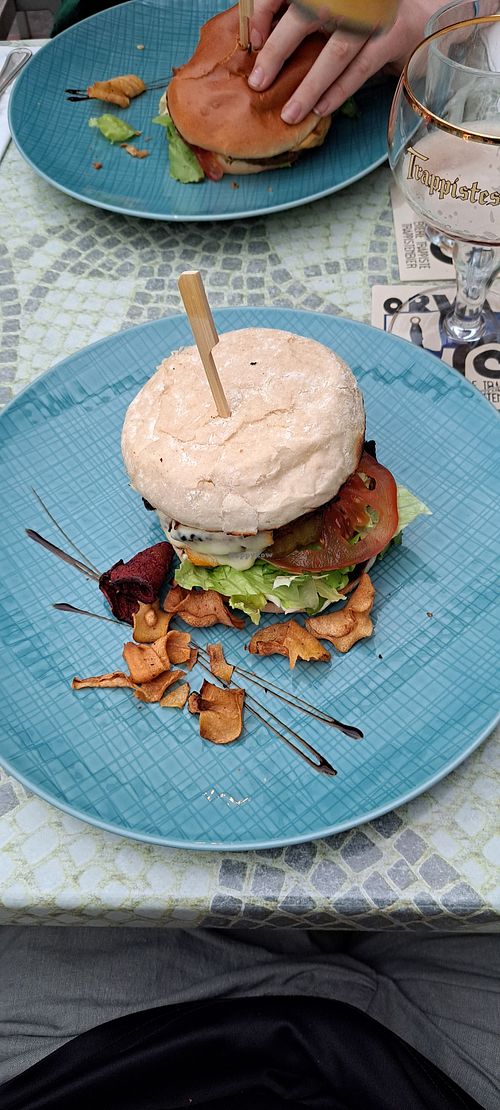 Met lekkere groente chips erbij at Le Val Joli in Tellin