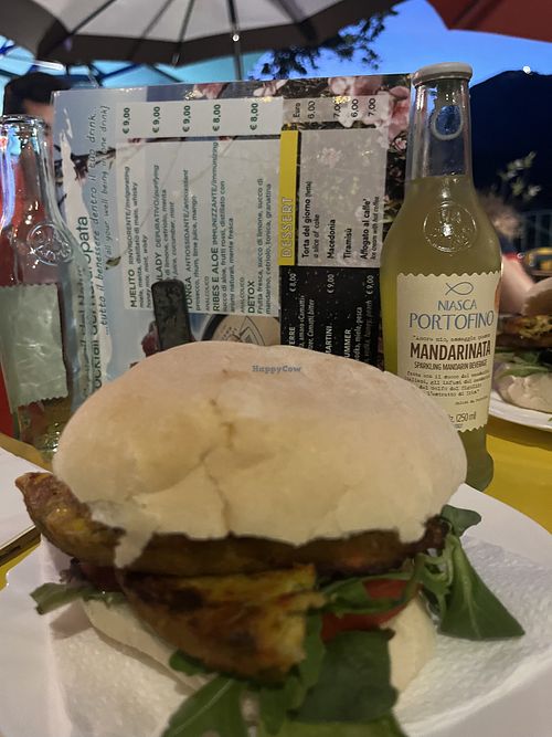 Hamburguesa vegana y mandarina ya  at Bar Nunzio in Corniglia