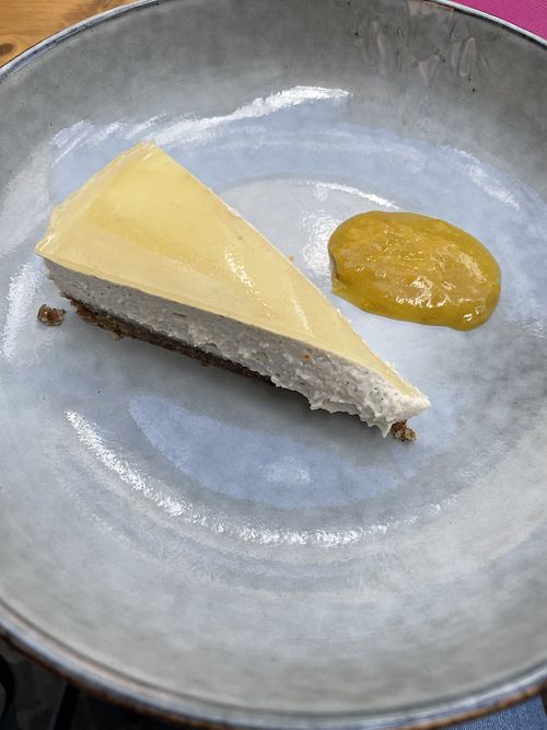 Vegan taart  at Les Curieux Gourmands in Embrun