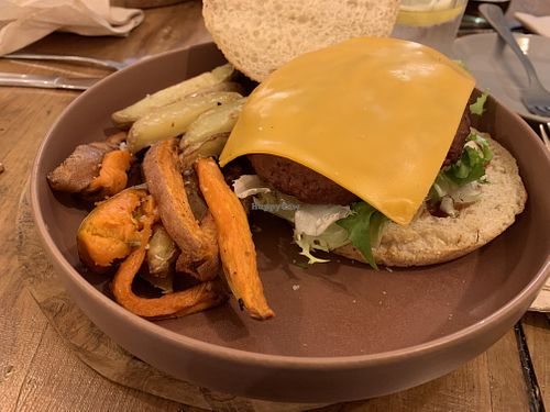 SAMA SAMA BURGER. Heura burger with caramelized onion and BBQ sauce  at Sama Sama Veggie in Salou