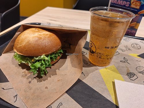 Cheezeburger und Ginger Ale at VINCENT - Hauptbahnhof Hamburg in Hamburg
