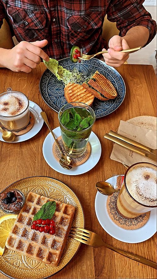 Waffel, Spinattoast, Cappuccino, Minztee, Latte   at Glückskind in Rostock