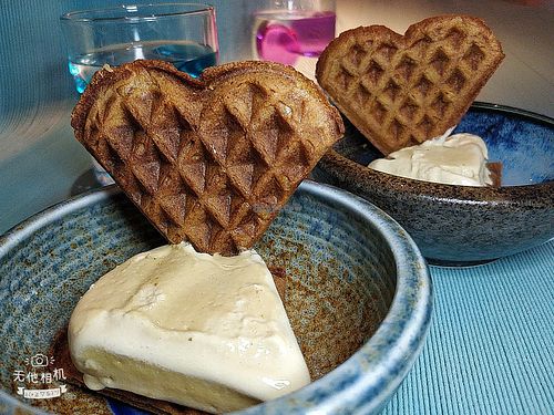 Ice cream sandwich at Analogue Initiative in Central Singapore