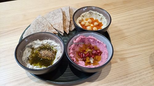 Entrante de diferentes hummus at Alhamra in Granada