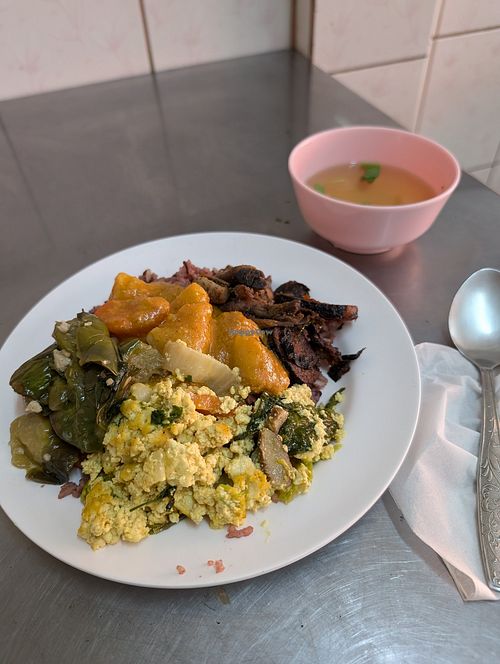 Teller mit verschiedenen Gerichten at Khrua J St. Louis in Bangkok