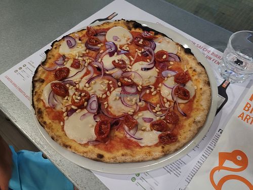 Half-dried tomatoes, pine nuts, red onion and vegan mozzarella at Levante Pizza E Birra Rubiu in Cagliari