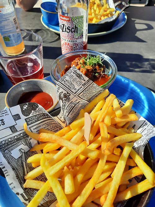 Vegane Currywurst mit Pommes at Strandpieper in Norderney