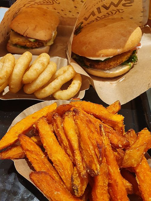 Sweet potatoes and onion rings 🤤🤤🤤 at Swing Kitchen in Innsbruck