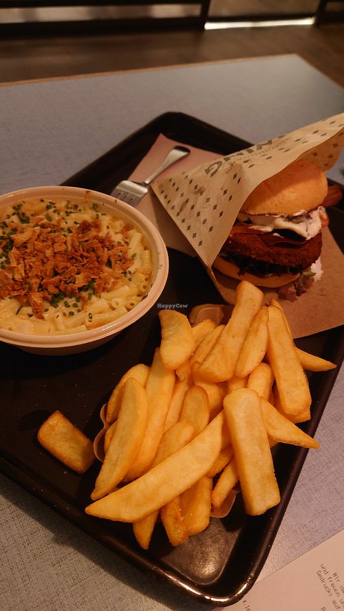 Burger and the (UNFORTUNATELY) limited Mac'n'Cheese 😞 at Swing Kitchen in Innsbruck