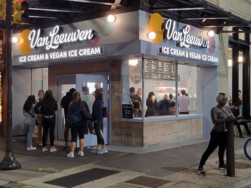 Busy Friday night at Van Leeuwen Ice Cream - City Center in Philadelphia