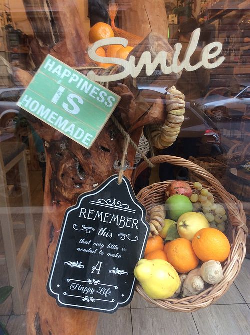 The window display at Smoothiekaša in Zagreb