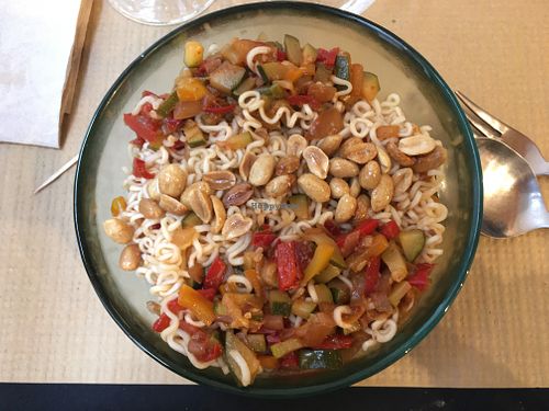 Noodles with peanuts and peppers at Fangas Veg in Coimbra