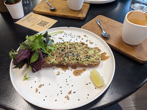 Avo on toast at Arvo Specialty Coffee (Guggenheim) in Bilbao