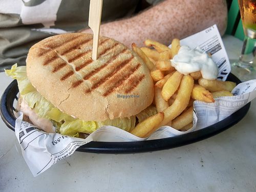 Chicken burger at Vida Cafe in Barcelona