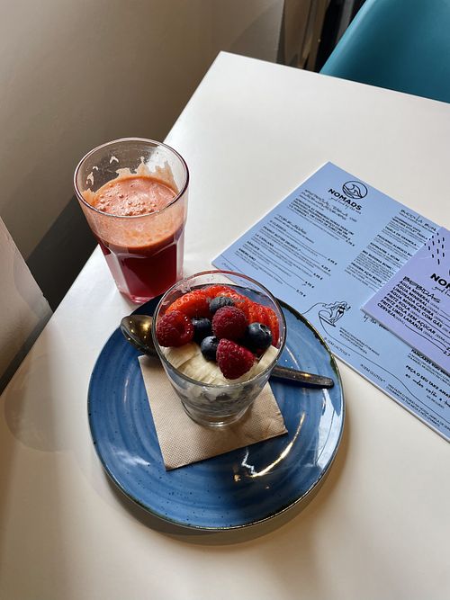 ‘Detox’ mix of juices and ‘Overnight oats'  at NOMADS in Colares