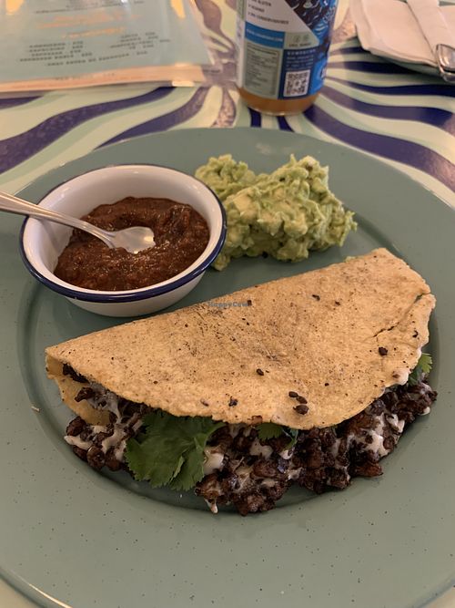 Simplemente delicioso!! Sus salsas majestuosas at Groovy's Taqueria Vegana in Mexico City