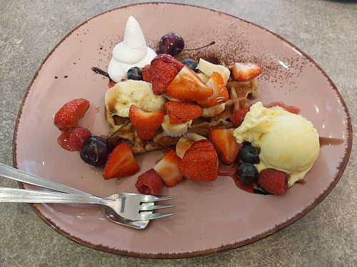 Warme waffle 🙏🏽🧇 at Verde in Karlsruhe