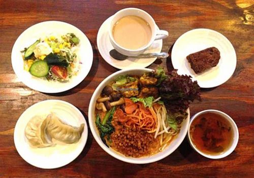 Vegan curry noodle at Shama Vegetarian Indian Restaurant in Osaka