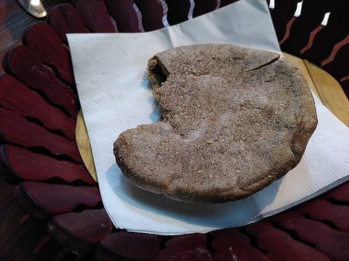 Frisch gebackenes Pitabrot ais Dinkelmehl. at Gaia Kitchen in Vienna