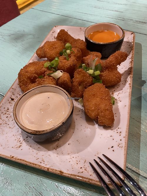 Flower wings (G) 5€
Paneroituja kukkakaalisiipiä, chili kaura fraichea ja chilikastiketta #Veganuary at Junk y Vegan - Kallio in Helsinki